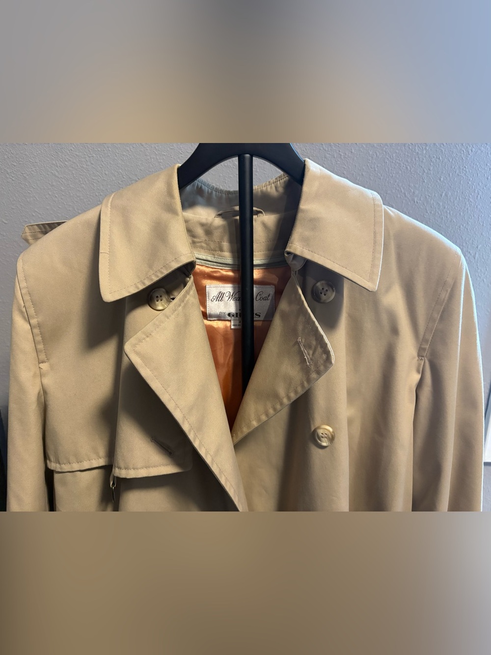 Classic Beige Trench Coat - size 40